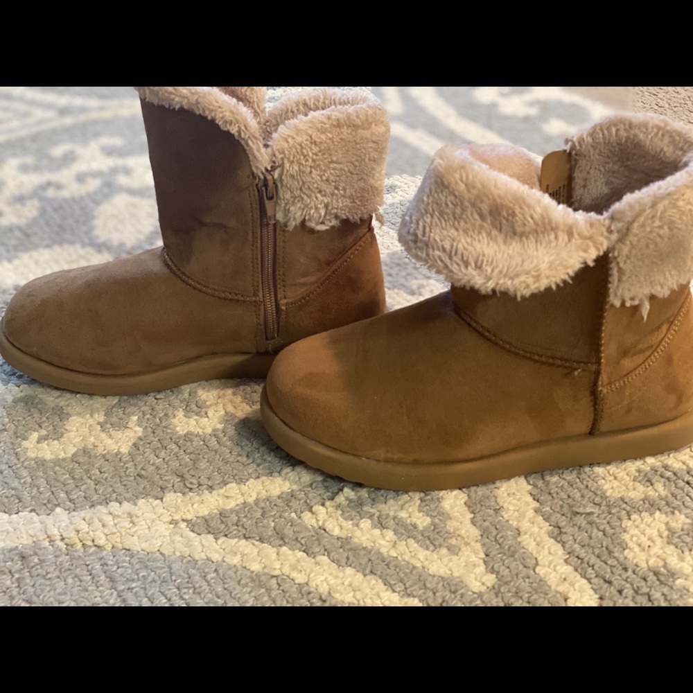 Girls size 3 boots.